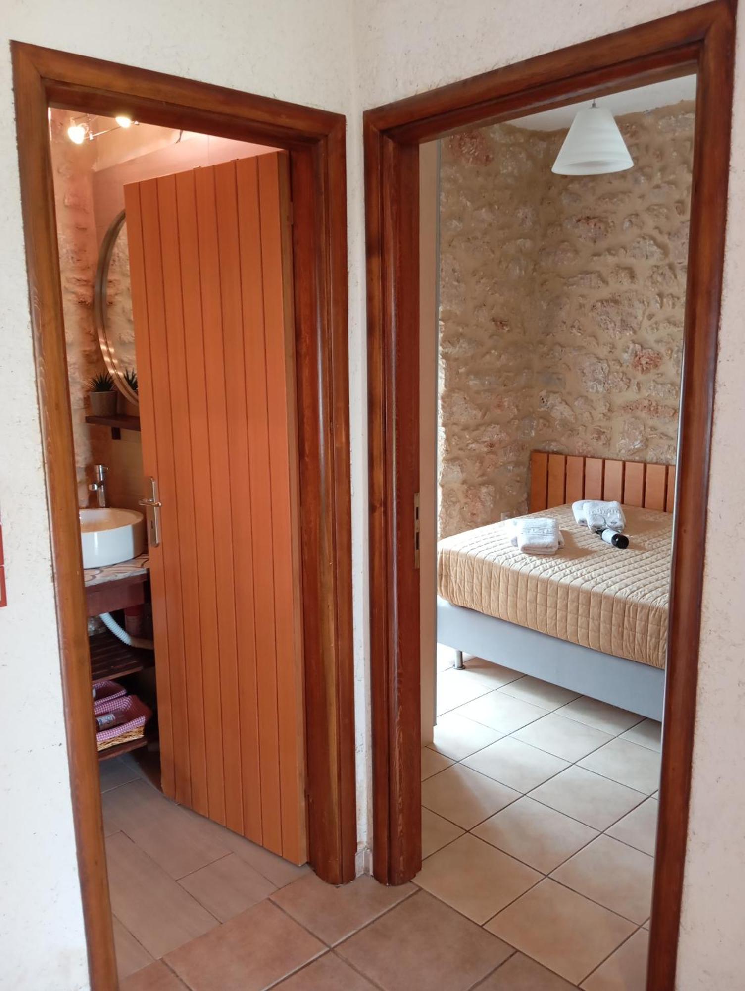 Niko'S Stone Guest House プリトラ エクステリア 写真