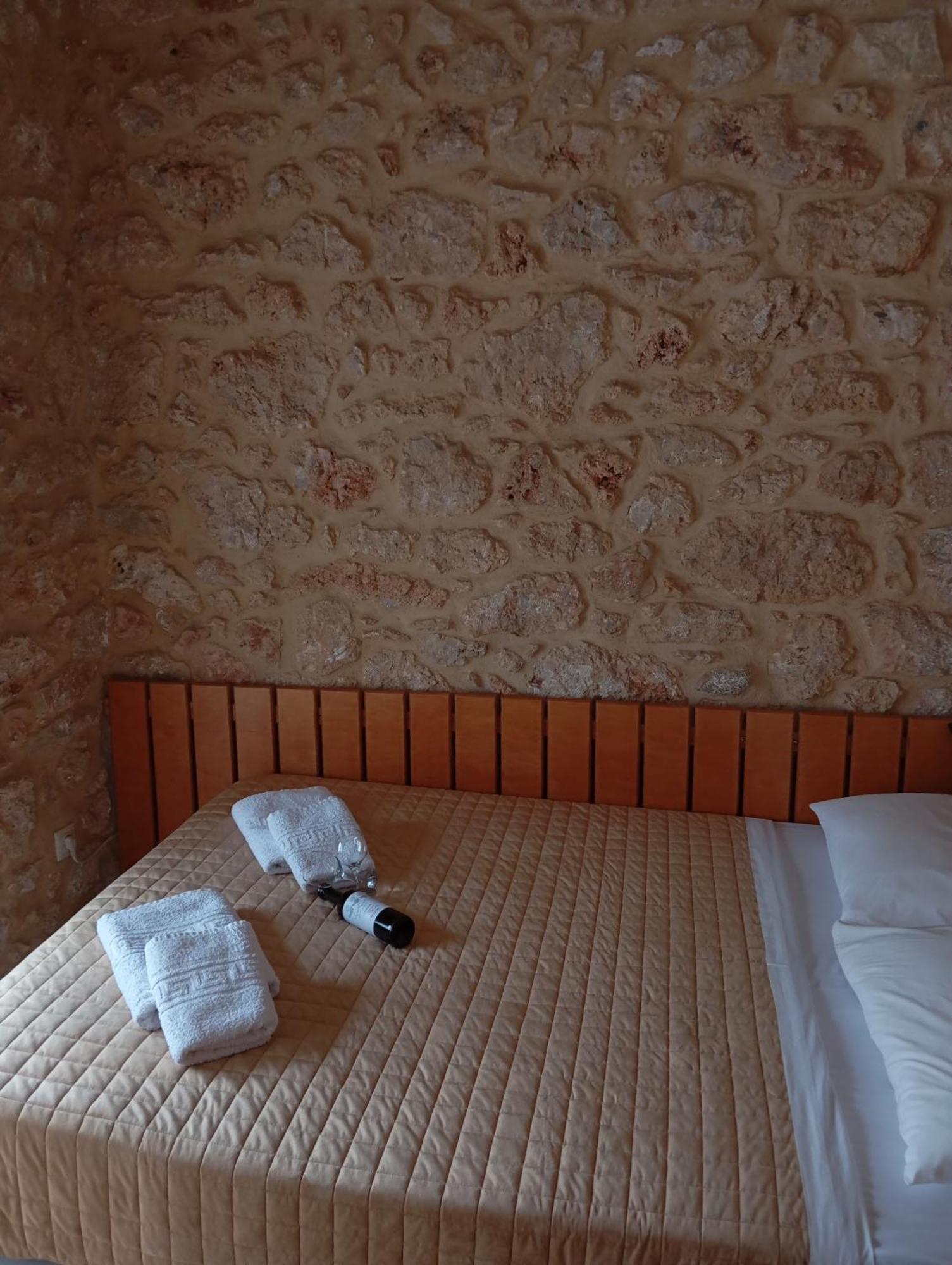 Niko'S Stone Guest House プリトラ エクステリア 写真